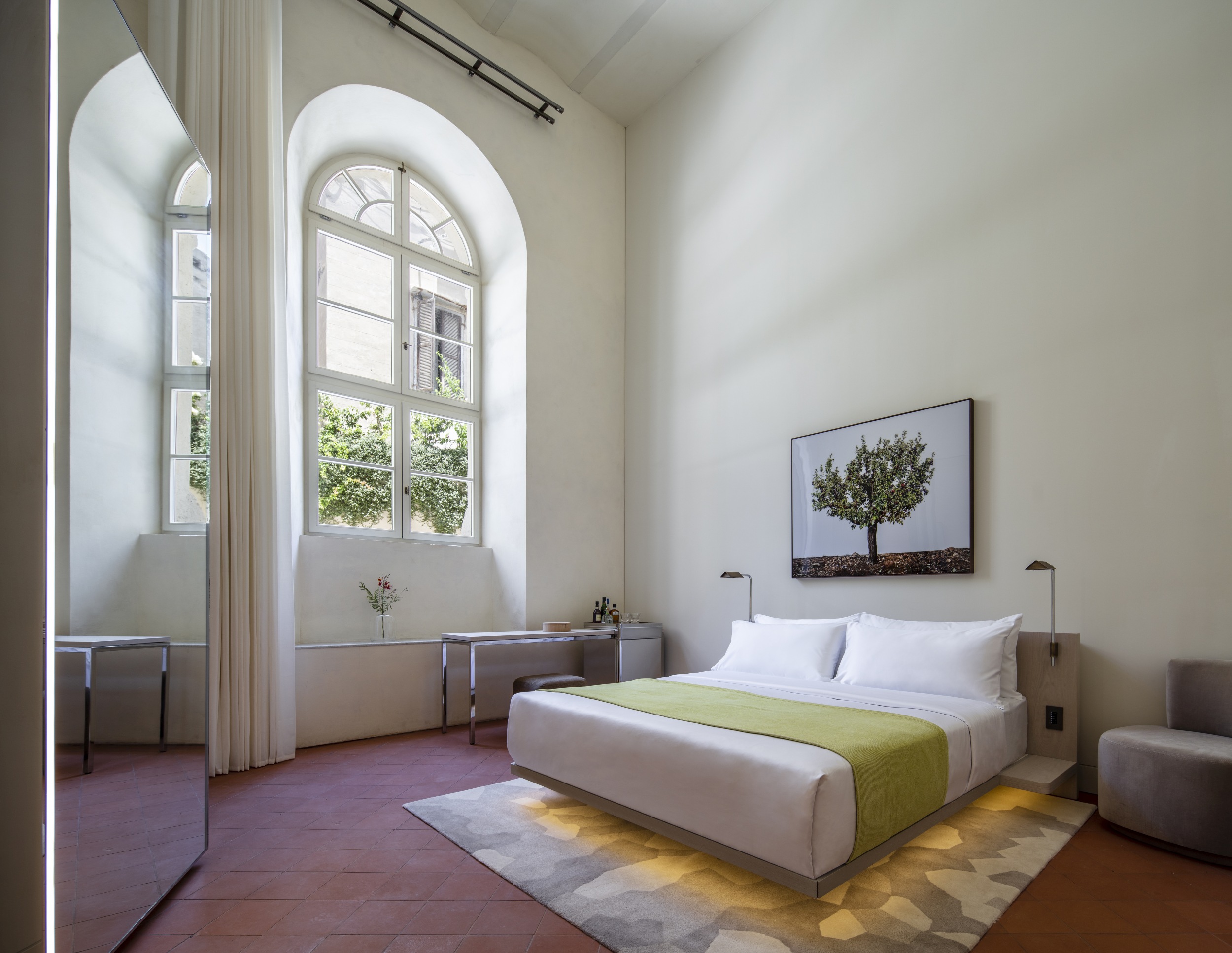 Viel Licht und hohe Decken im Deluxe Room