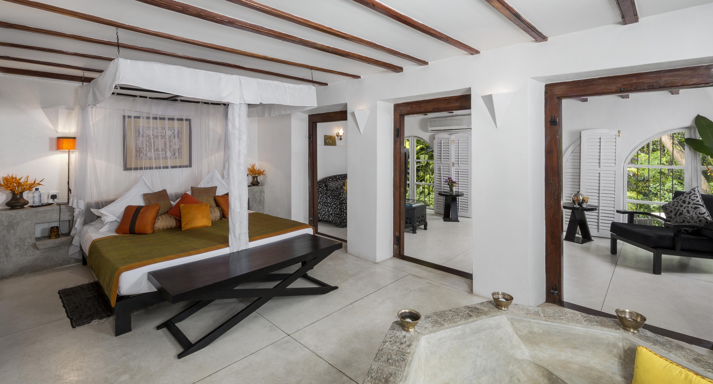 Helle Räume mit Farbakzenten