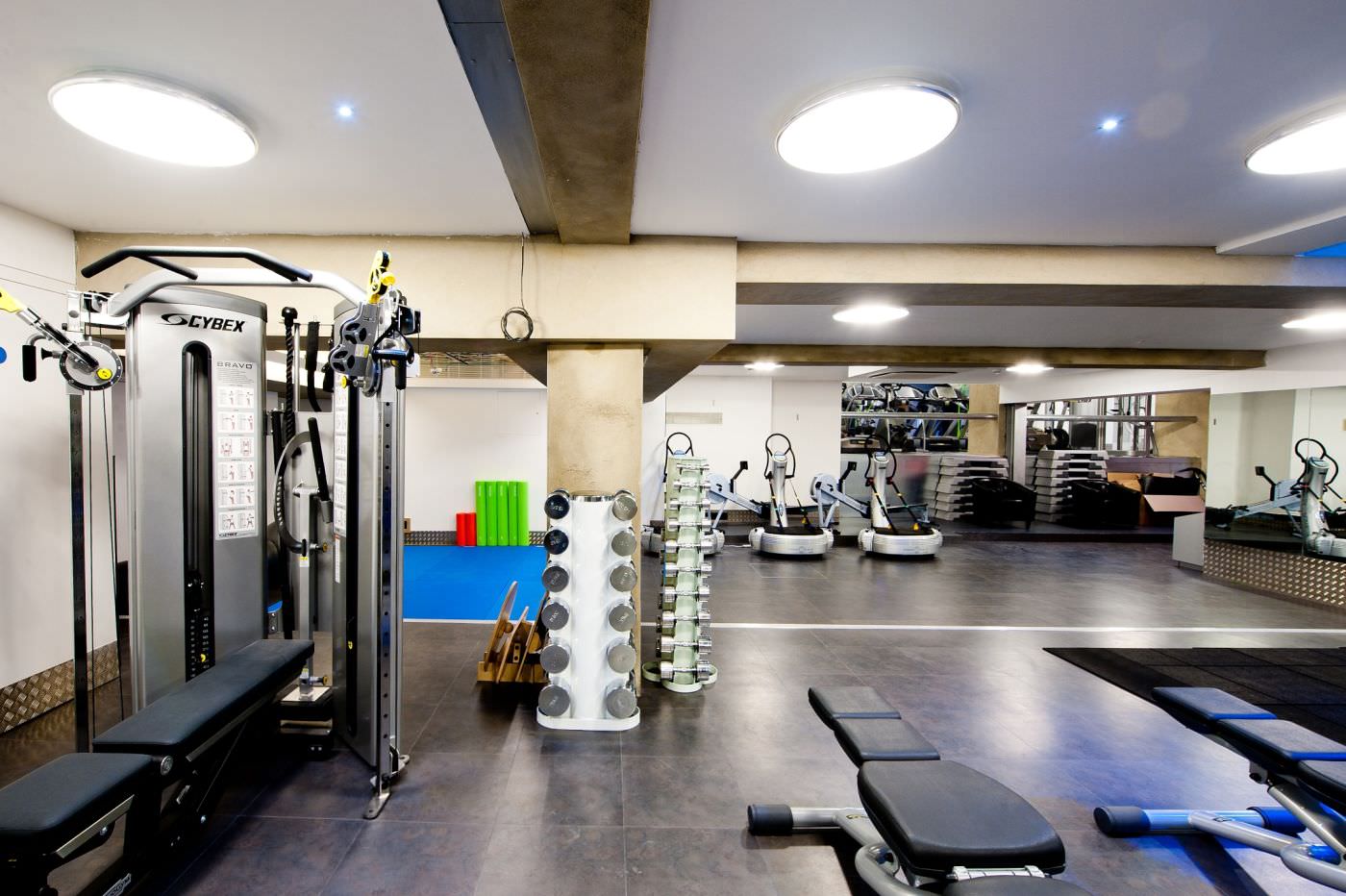 Voll ausgestattetes Fitnessstudio. 