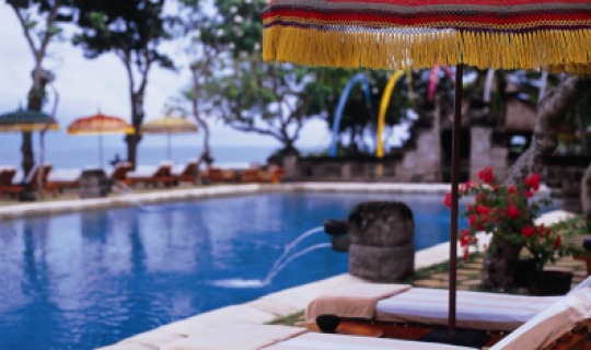 Relaxen am Sonnendeck des großen Pools