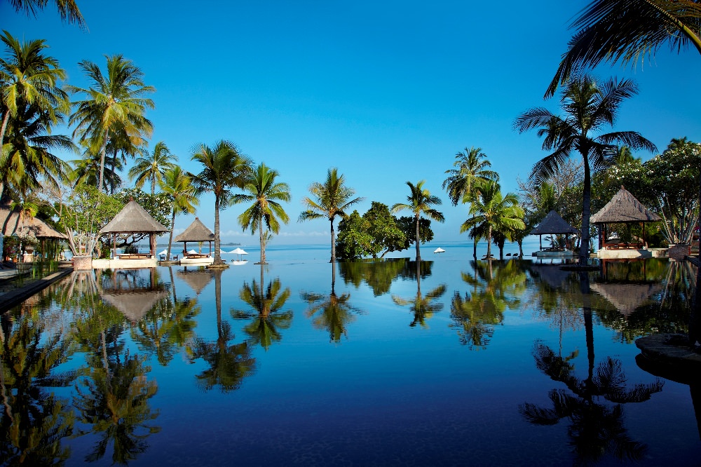 Der 40 Meter lange Infinitypool bietet Abkühlung und eine traumhafte Aussicht über die Medana Bucht