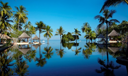 Der 40 Meter lange Infinitypool bietet Abkühlung und eine traumhafte Aussicht über die Medana Bucht