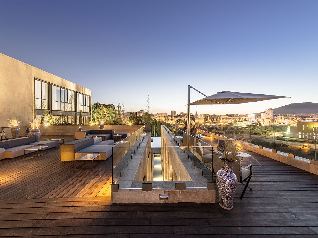 Die Jungle Bar mit traumhafter Terrasse und Ausblick