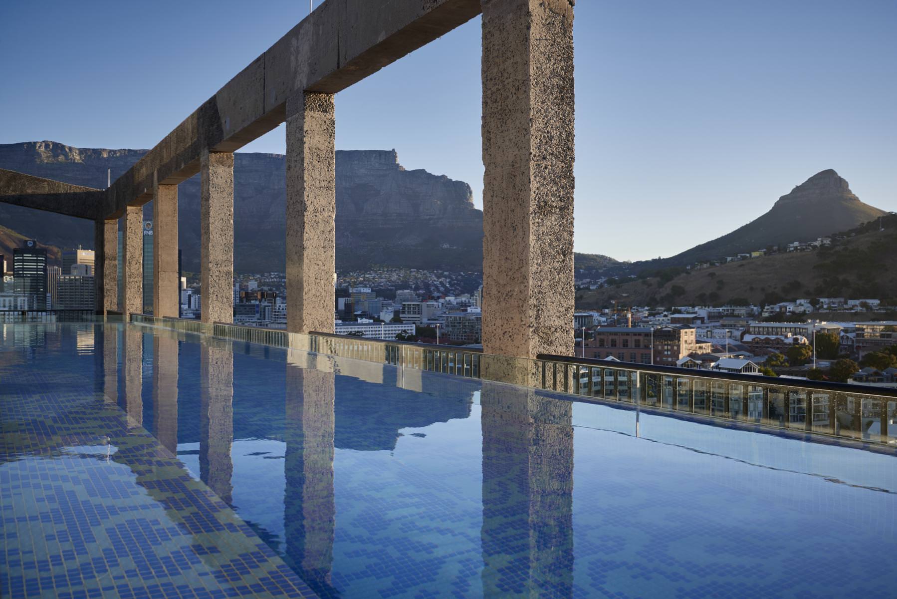 Rooftoppool mit Blick auf den Tafelberg