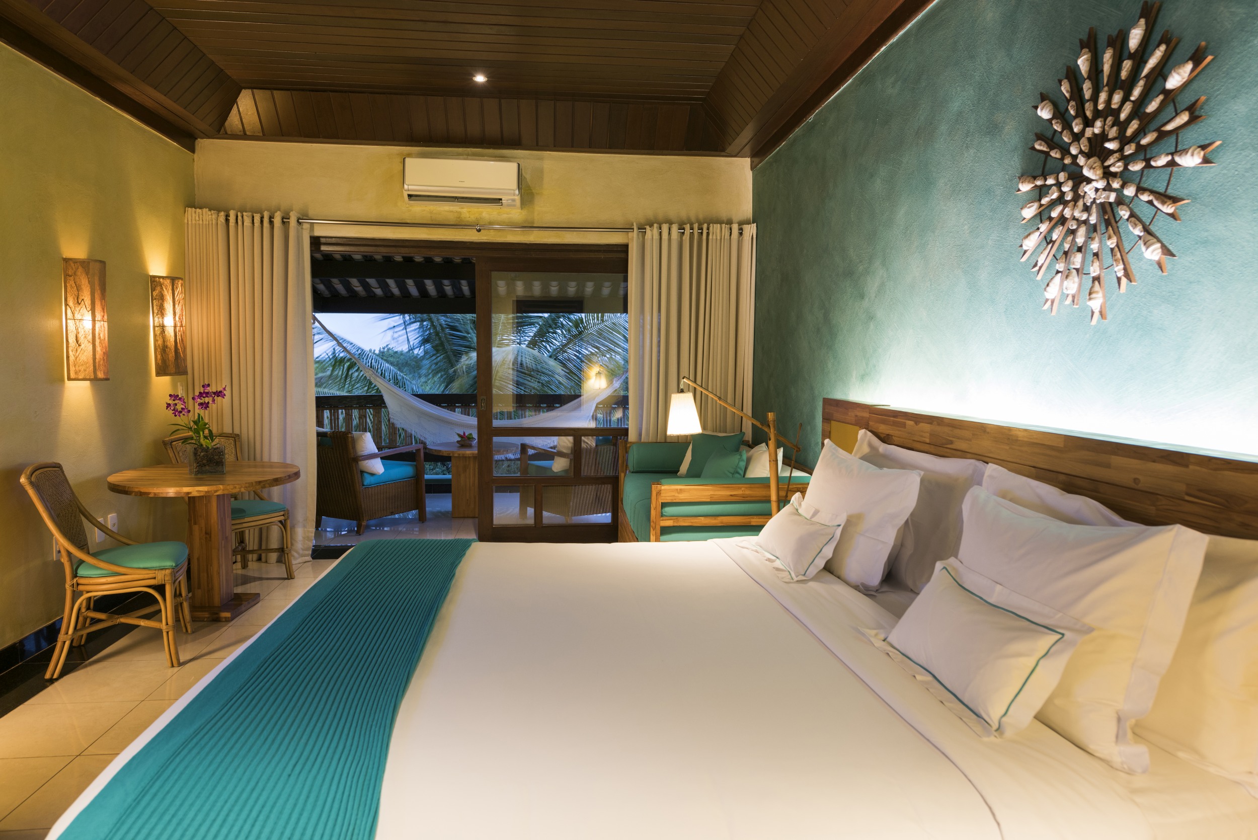 Moderne Einrichtung mit blauen Akzenten