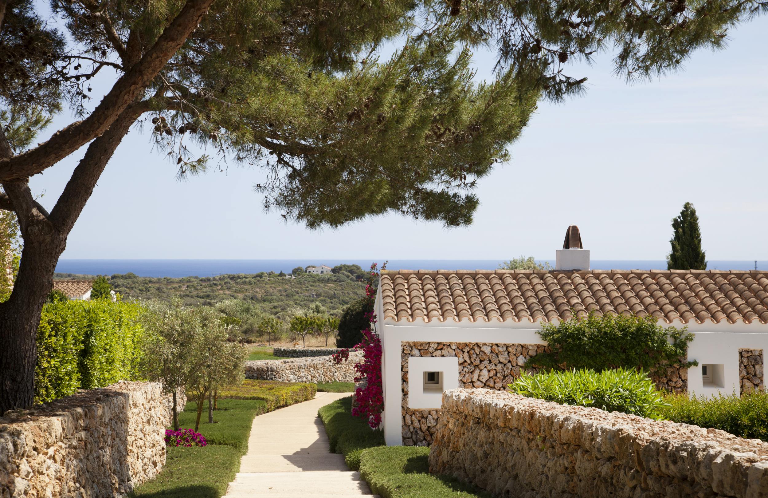 Traumhafte Gärten schmücken das Hotel