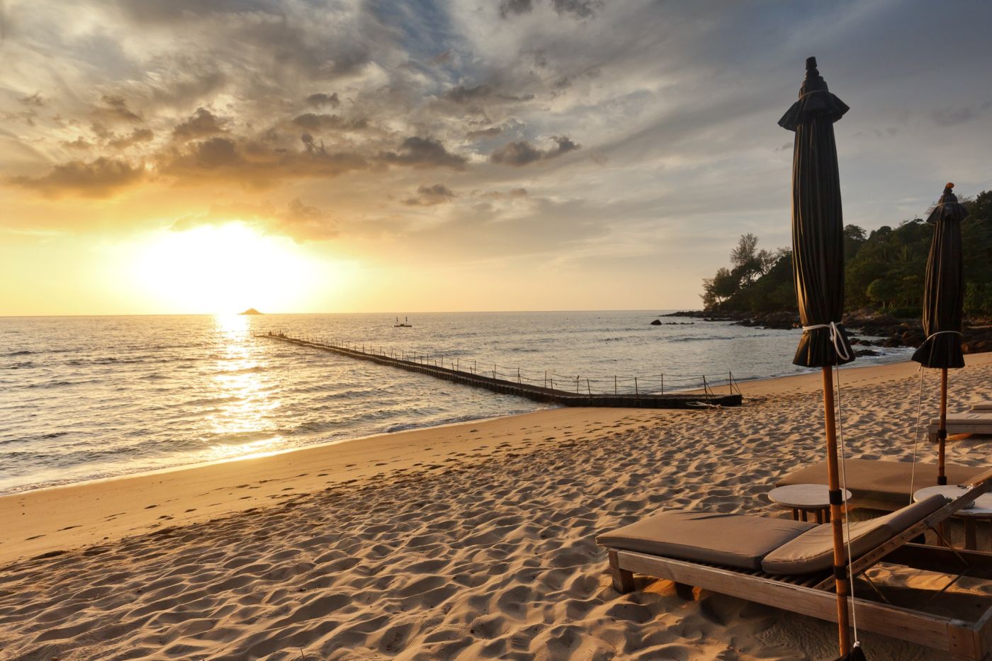 Spazieren Sie in den Sonnenuntergang