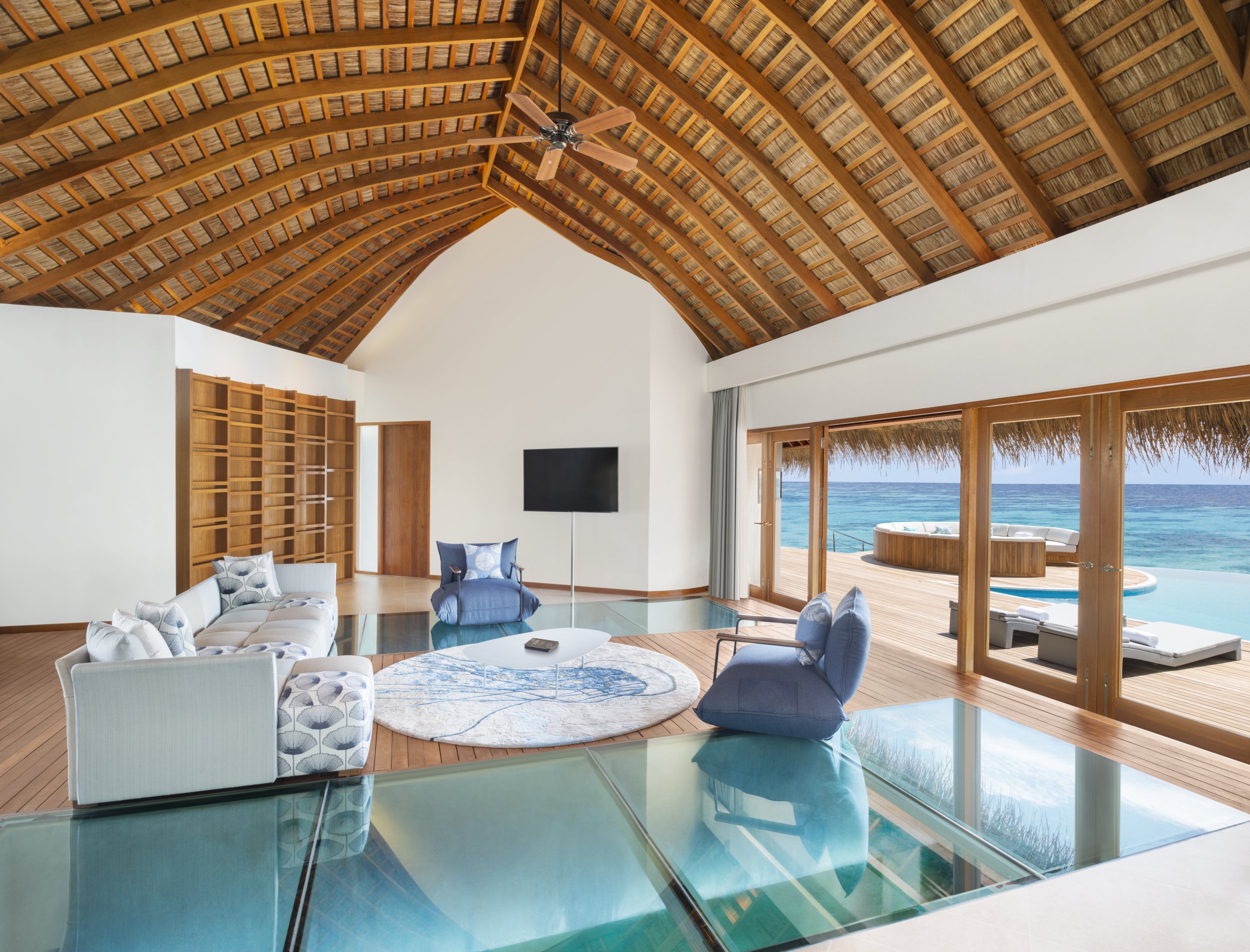 Ein Glasboden im Wohnbereich der Extreme WOW Ocean Haven Villa bietet einen atemberaubenden Blick unter Wasser