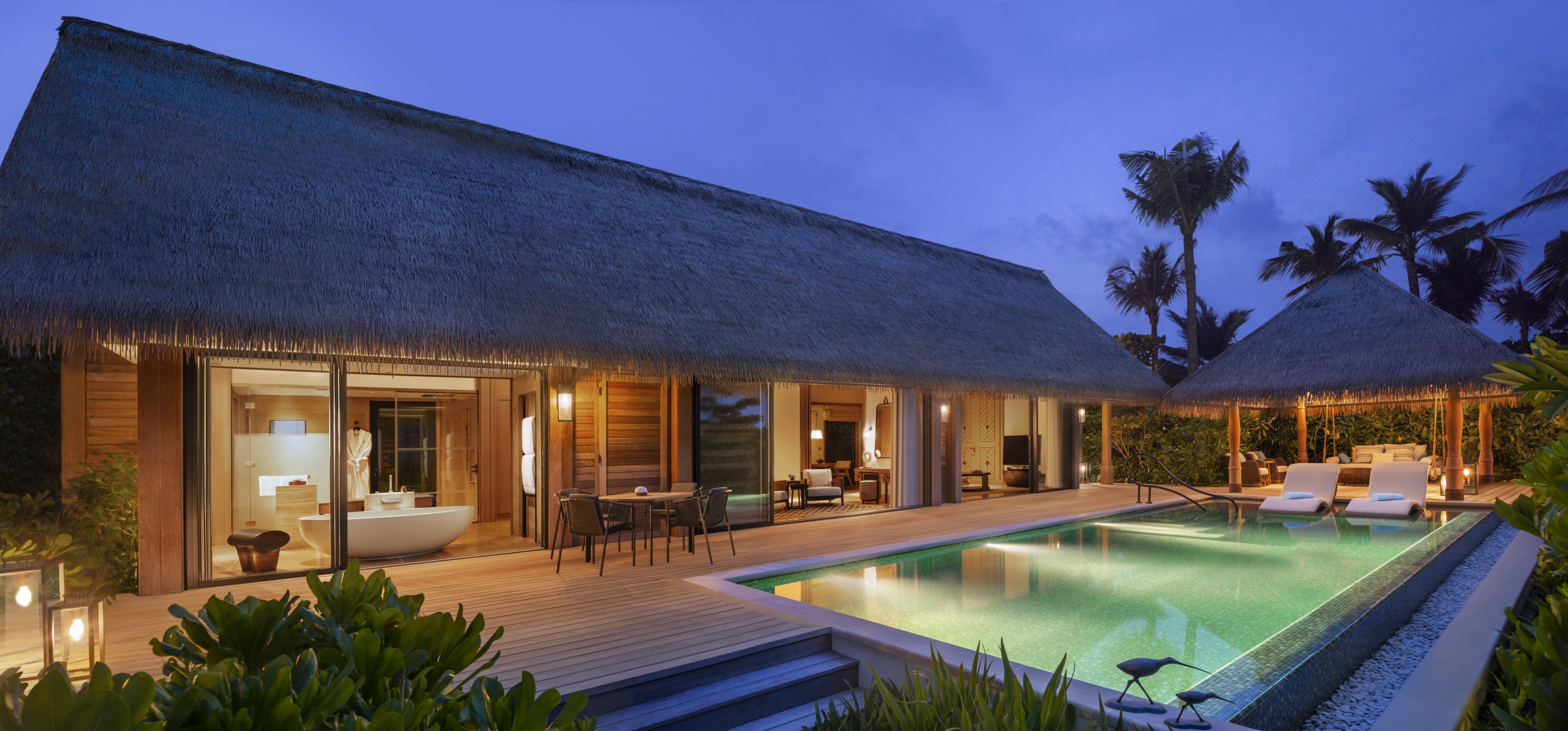 Jede Villa öffnet sich zu einer großen Terrasse mit Infinity-Pool und schwimmendem Tagesbett