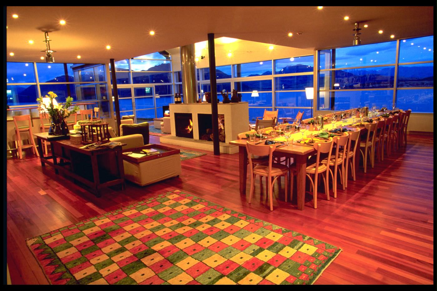 Die lange Tafel lädt zum ausgiebigen Dinner ein