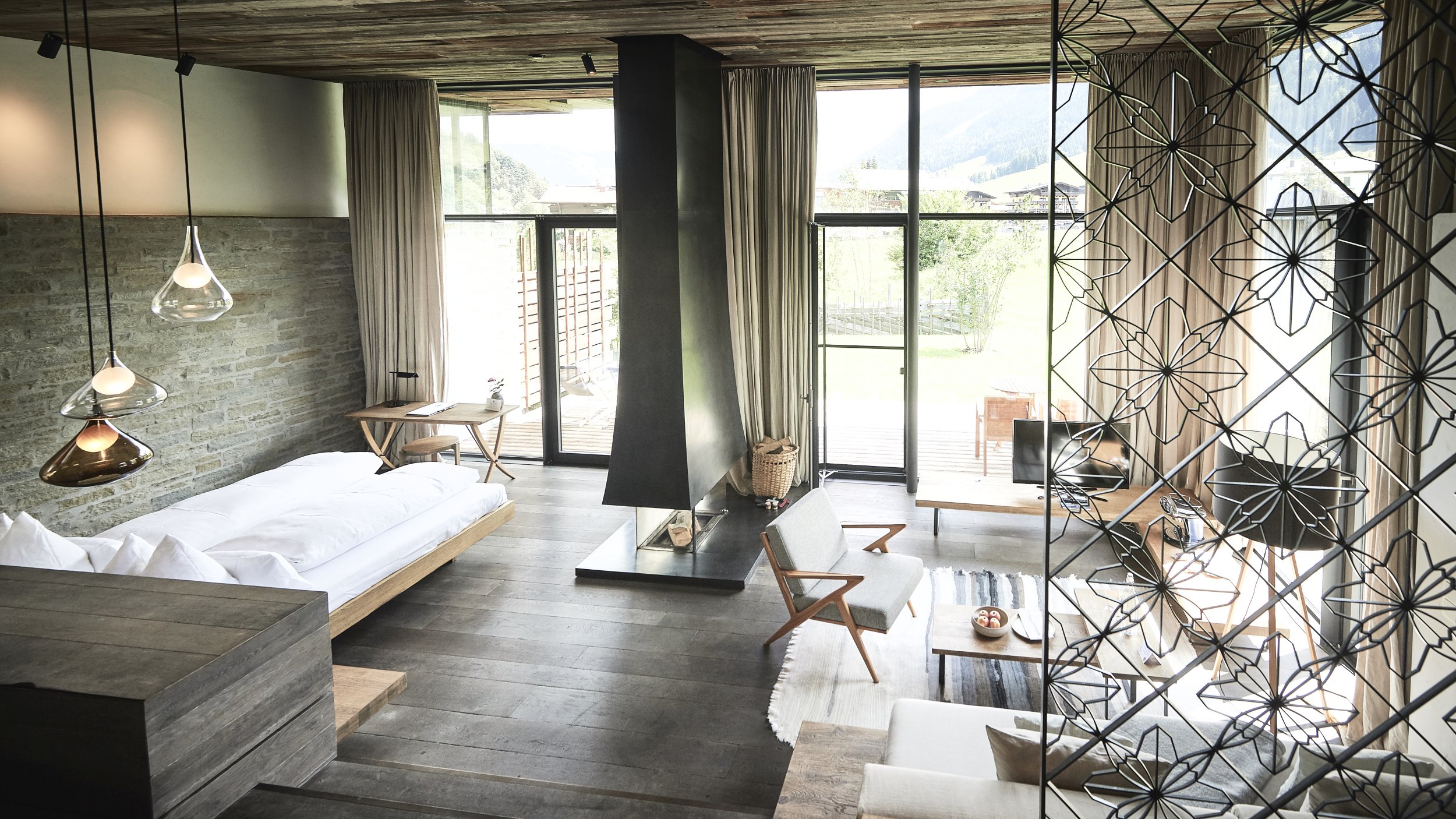 Die mit naturbelassenen Hölzern, Stein und Naturstoffen gestaltete Gartensuite