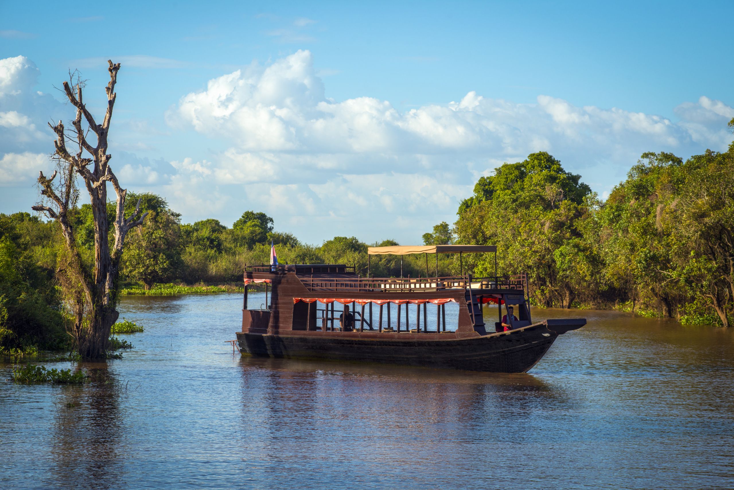 Fahrt mit einem restaurierten traditionellen Motorboot über den Tonle Sap-See