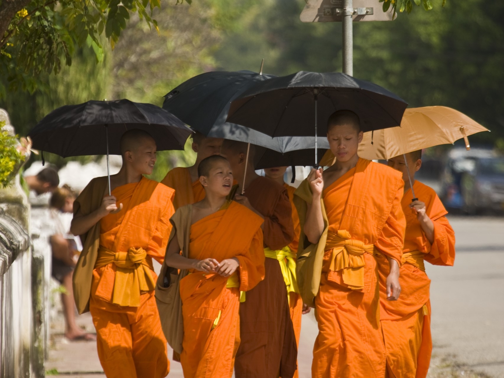 Die Mönche bei ihrem täglichen traditionellen Gang um Almosen
