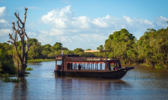 Fahrt mit einem restaurierten traditionellen Motorboot über den Tonle Sap-See