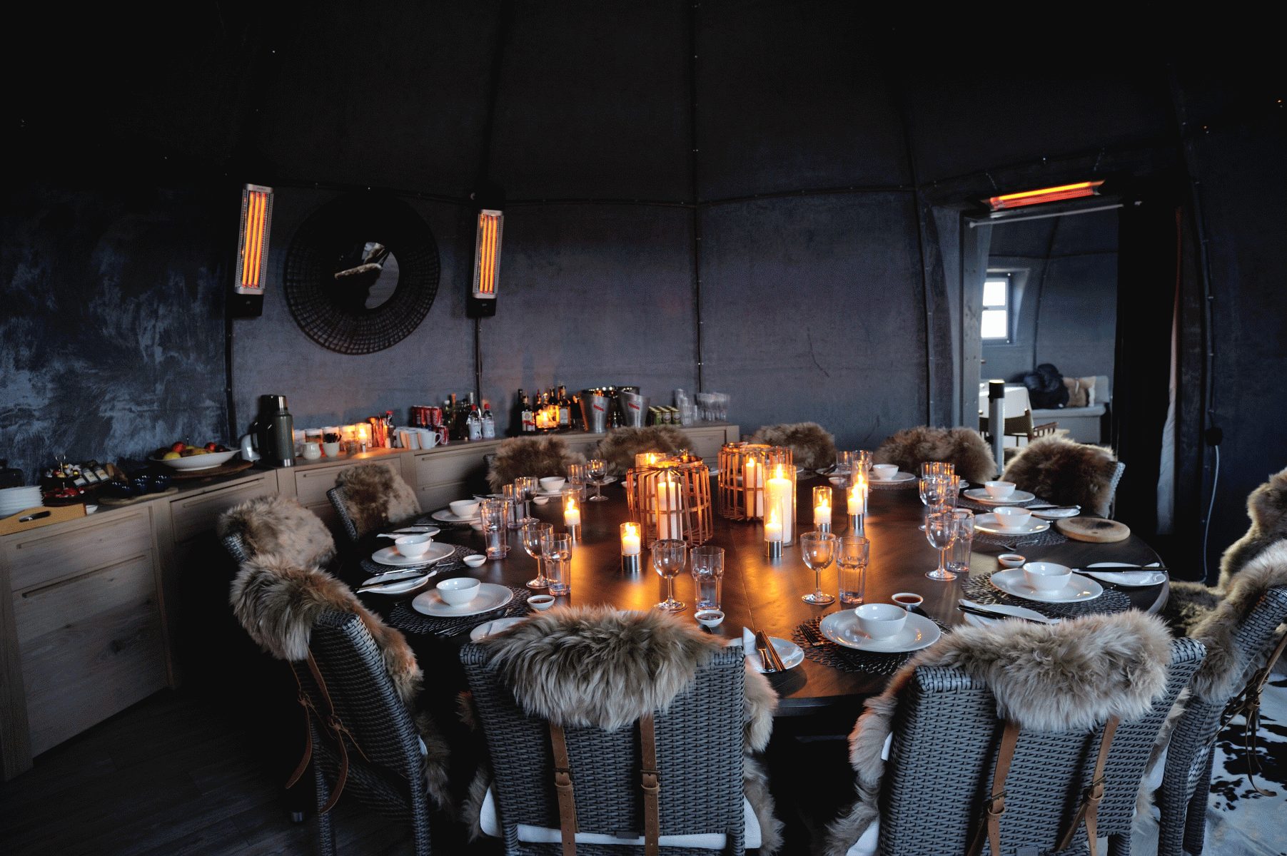 Aufwärmen im Haupt-Camp bei einem 3-Gänge-Menü