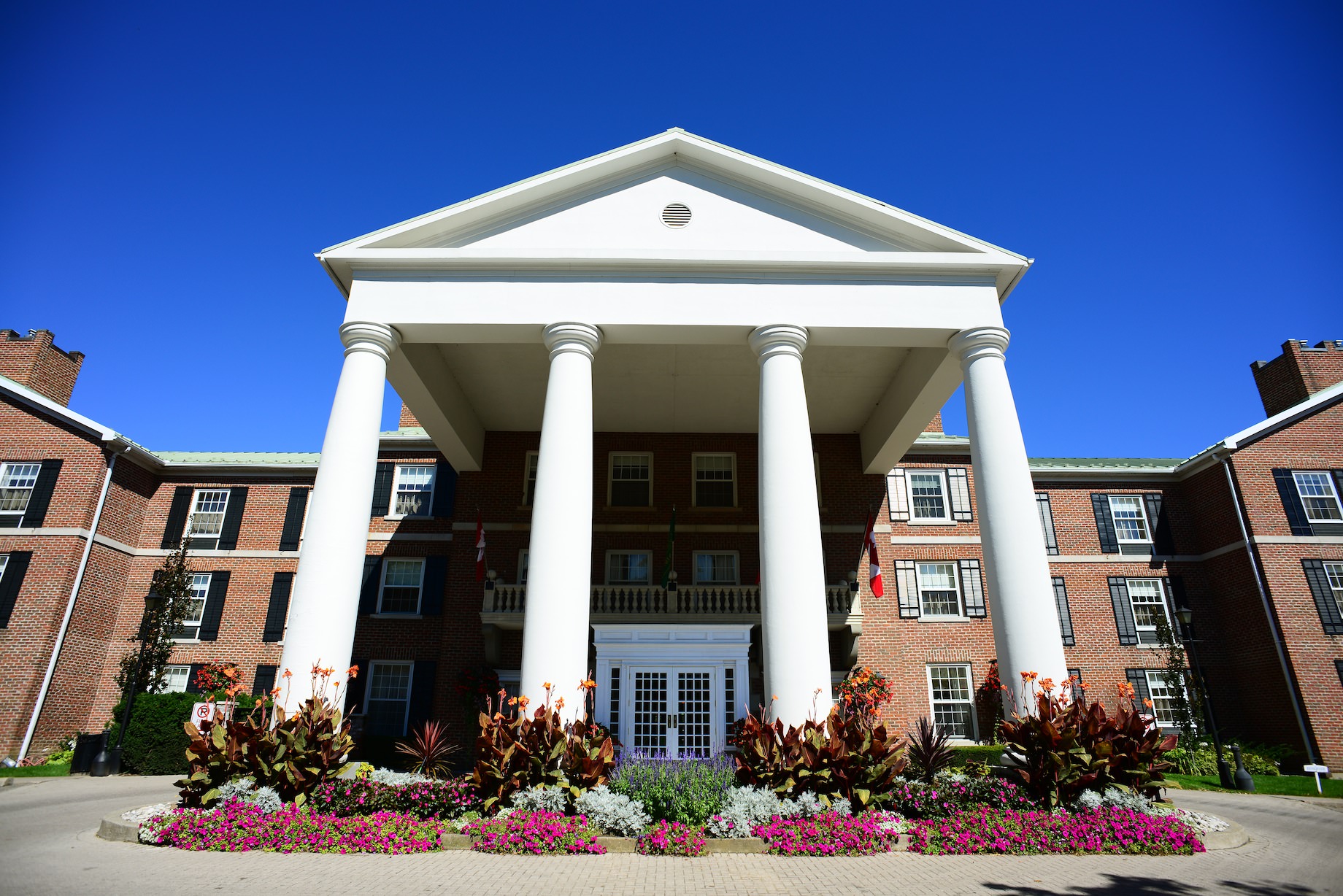 Beginnen Sie Ihre Traumreise im eleganten Queen's Landing