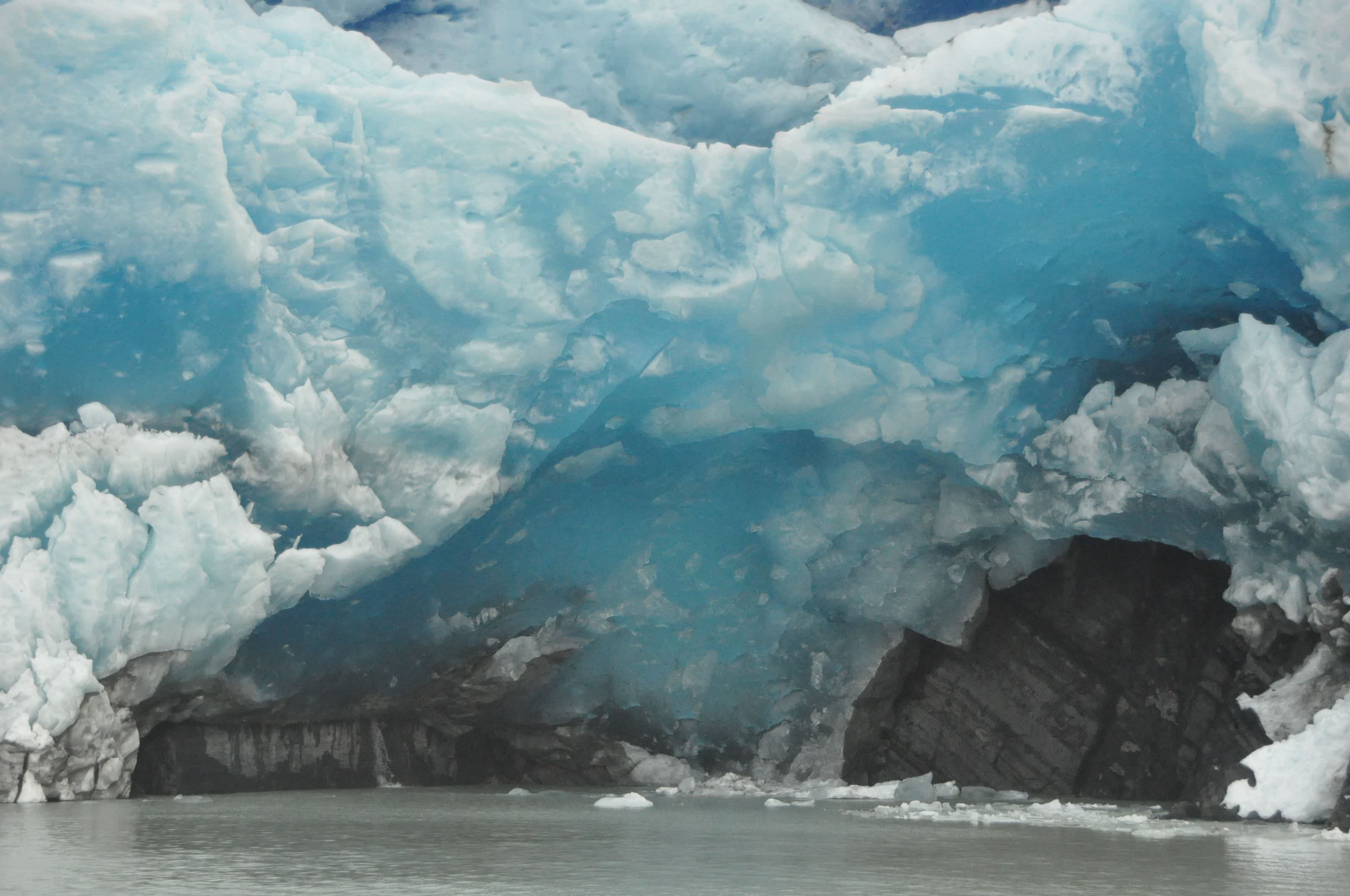 Kristallblaue Eisformationen