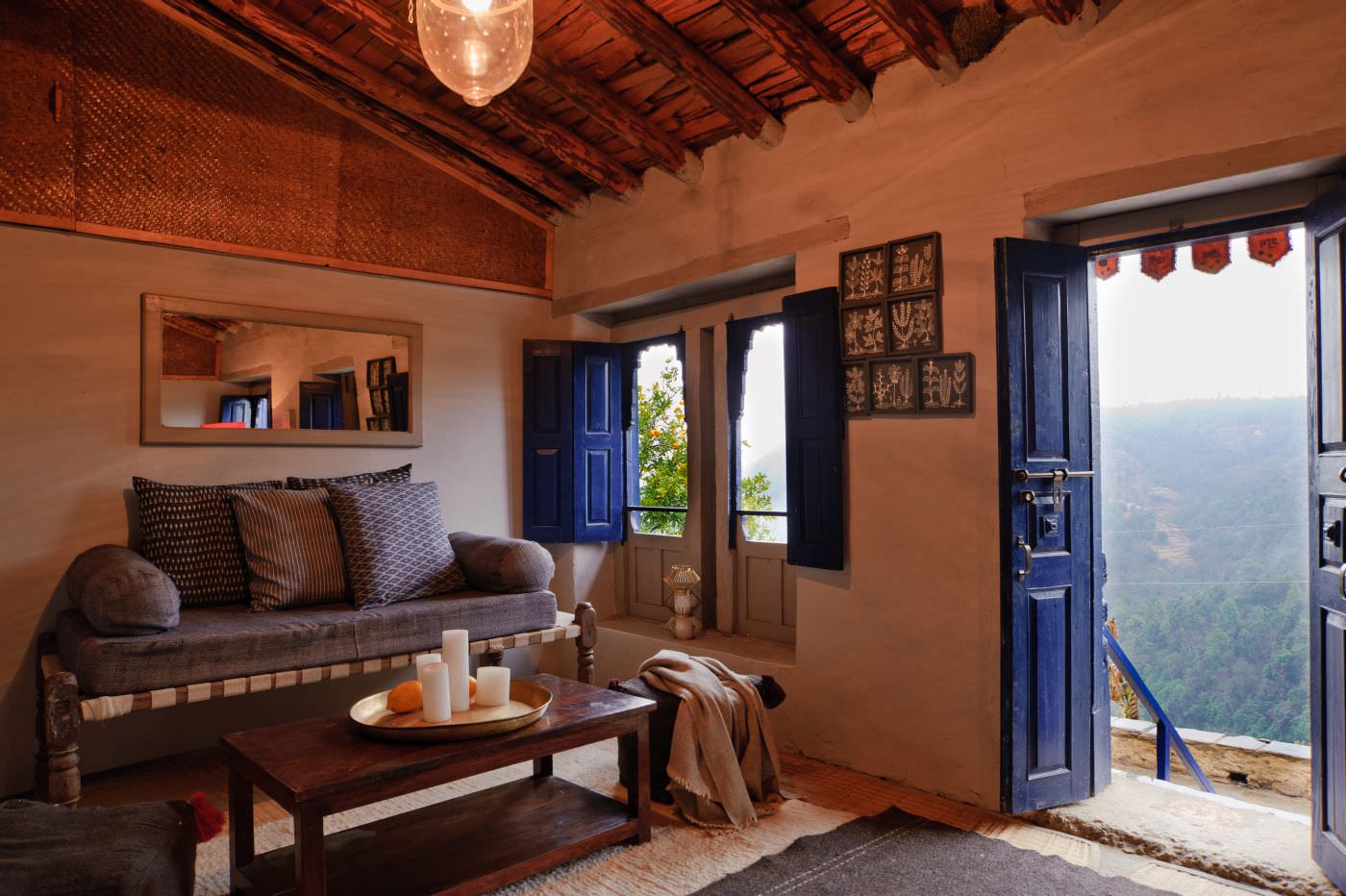 Farbenfrohe, traditionelle Häuser von Shakti