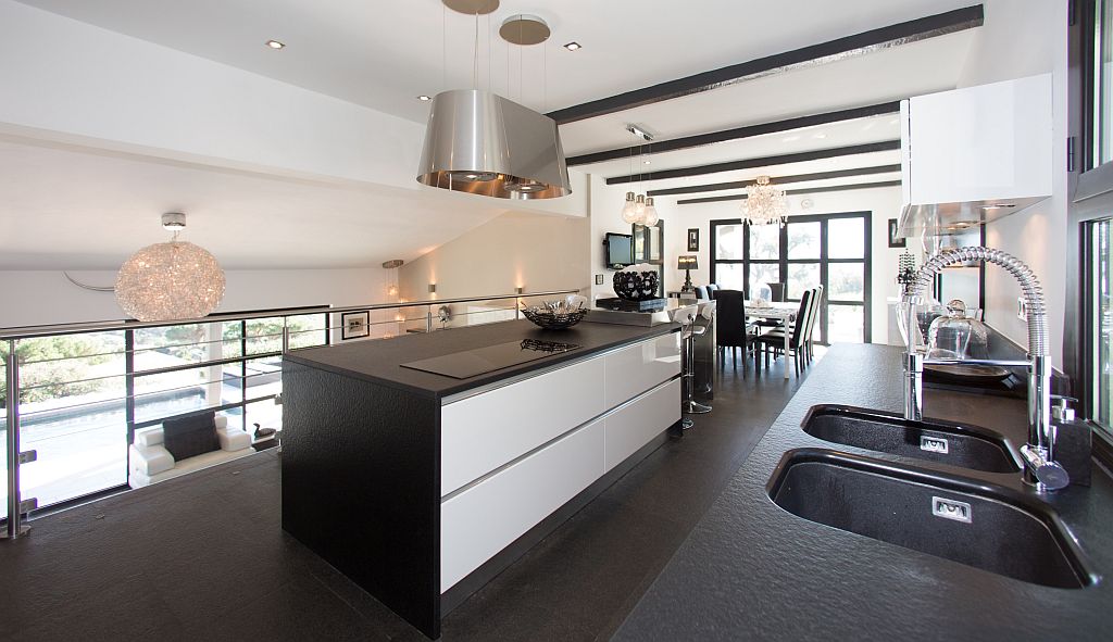 Die moderne Küche auf der Empore 