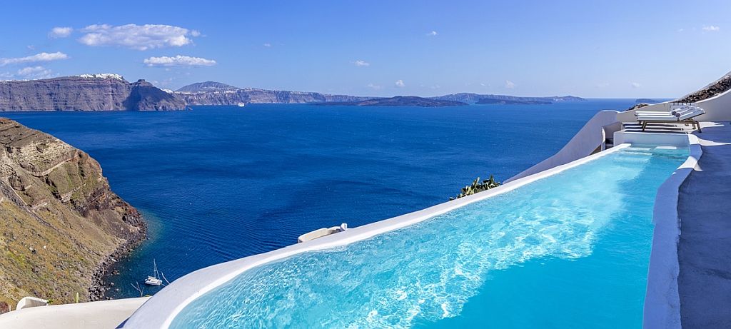Großer Pool mit atemberaubender Aussicht