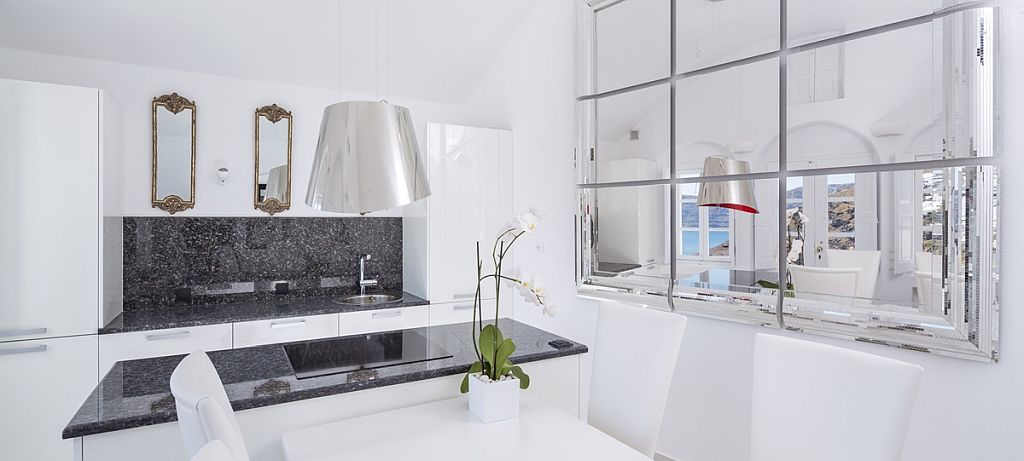 Die moderne Küche mit schwarzen Akzenten