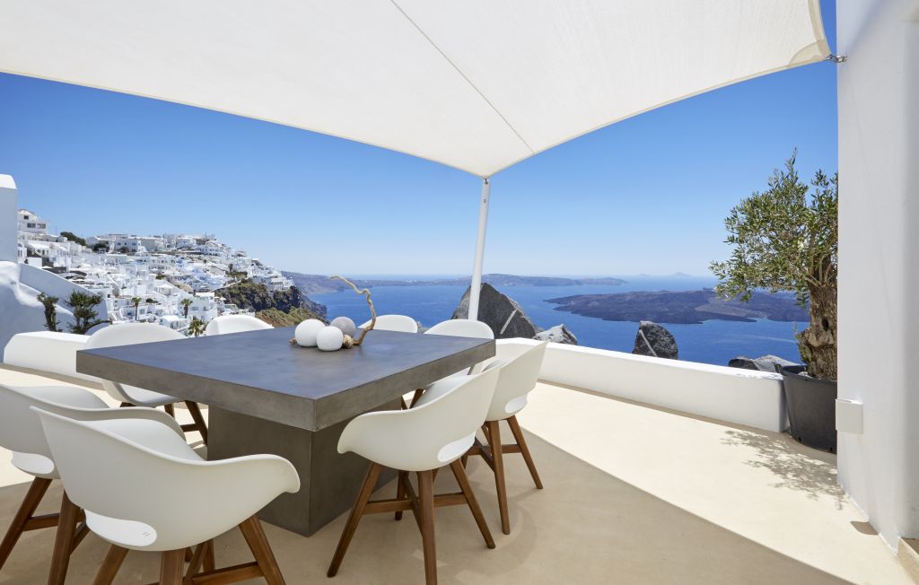 Herrlicher Außenbereich mit schattenspendendem Segel