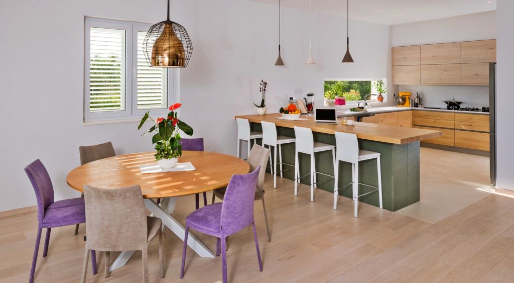 Die moderne Küche mit Bar- und Essbereich