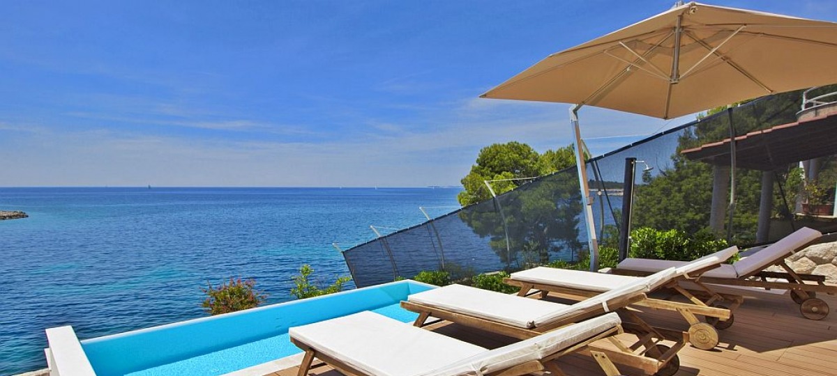 Atemberaubender Ausblick von der Terrasse mit Pool