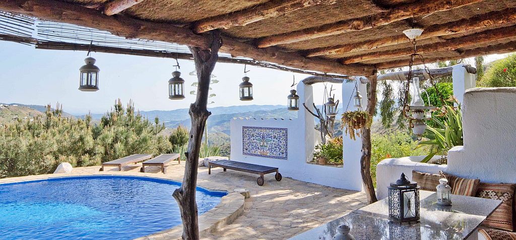 Abkühlung bei herrlichem Ausblick finden Sie am Pool