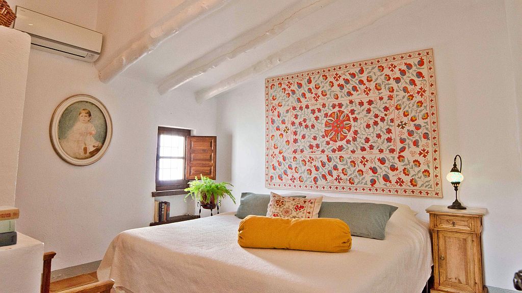 Das großzügige Schlafzimmer