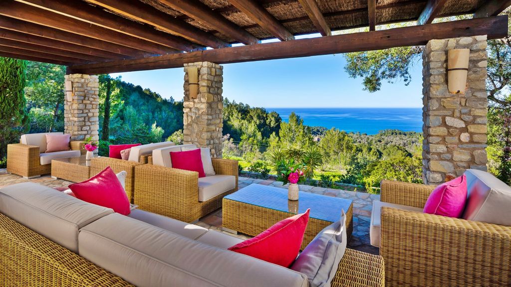 Gemütlicher Sitzbereich mit atemberaubendem Ausblick