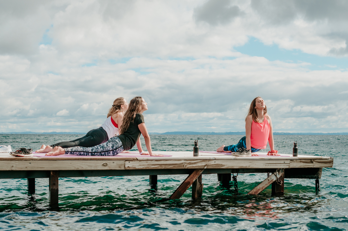 Atmen Sie die frische Luft beim Yoga am See