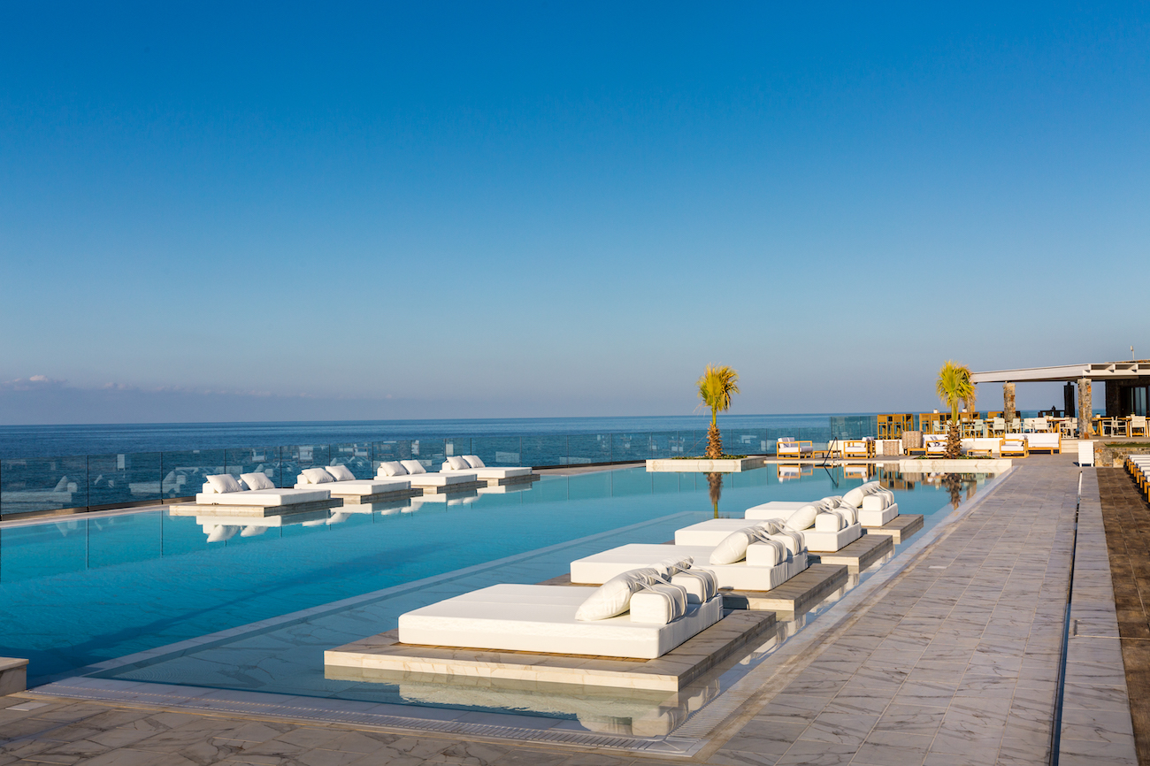 Sexy und schick zeigt sich auch der Poolbereich