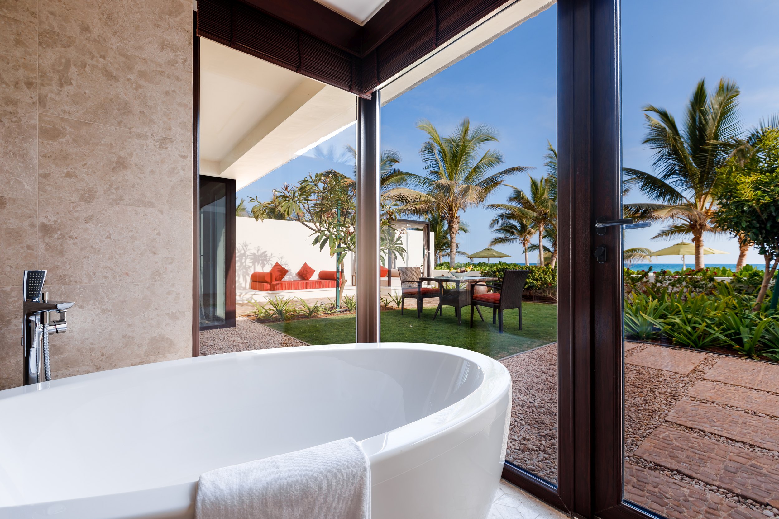 Die Badewanne der One Bedroom Beach View Villa mit Aussicht