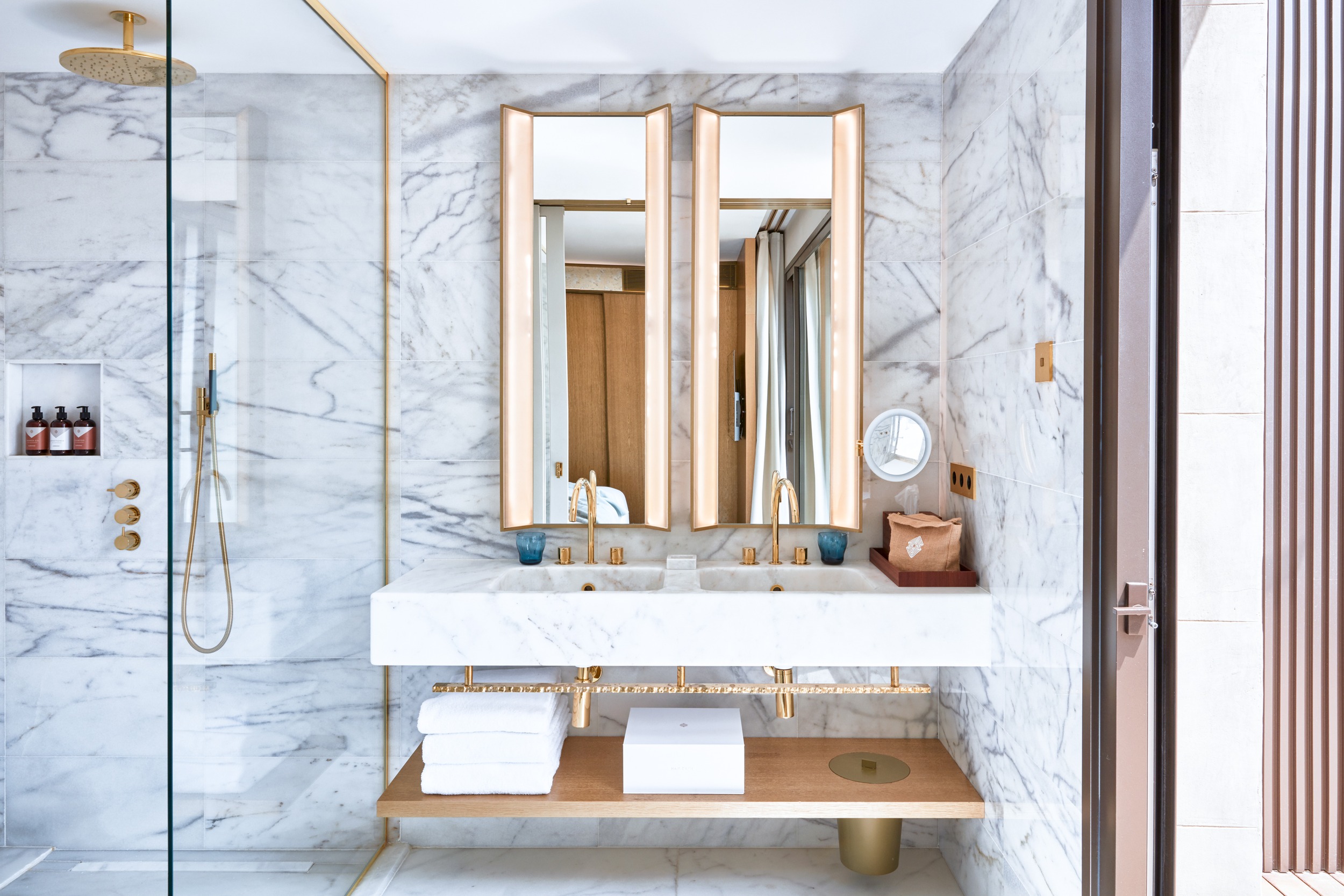 Das edle Badezimmer mit Goldakzenten