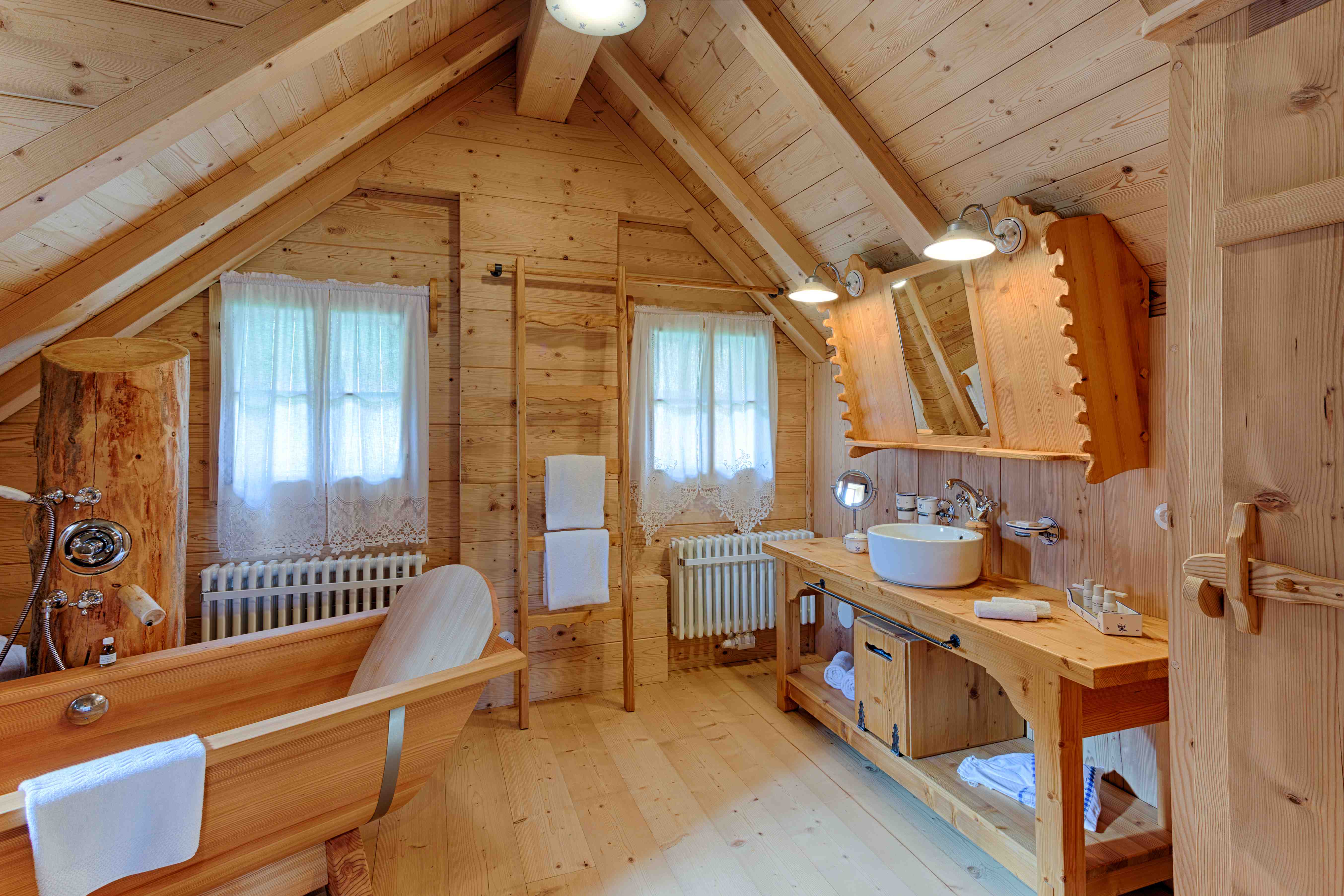 Das Badezimmer der Almhütte Deluxe mit Holzbadewanne