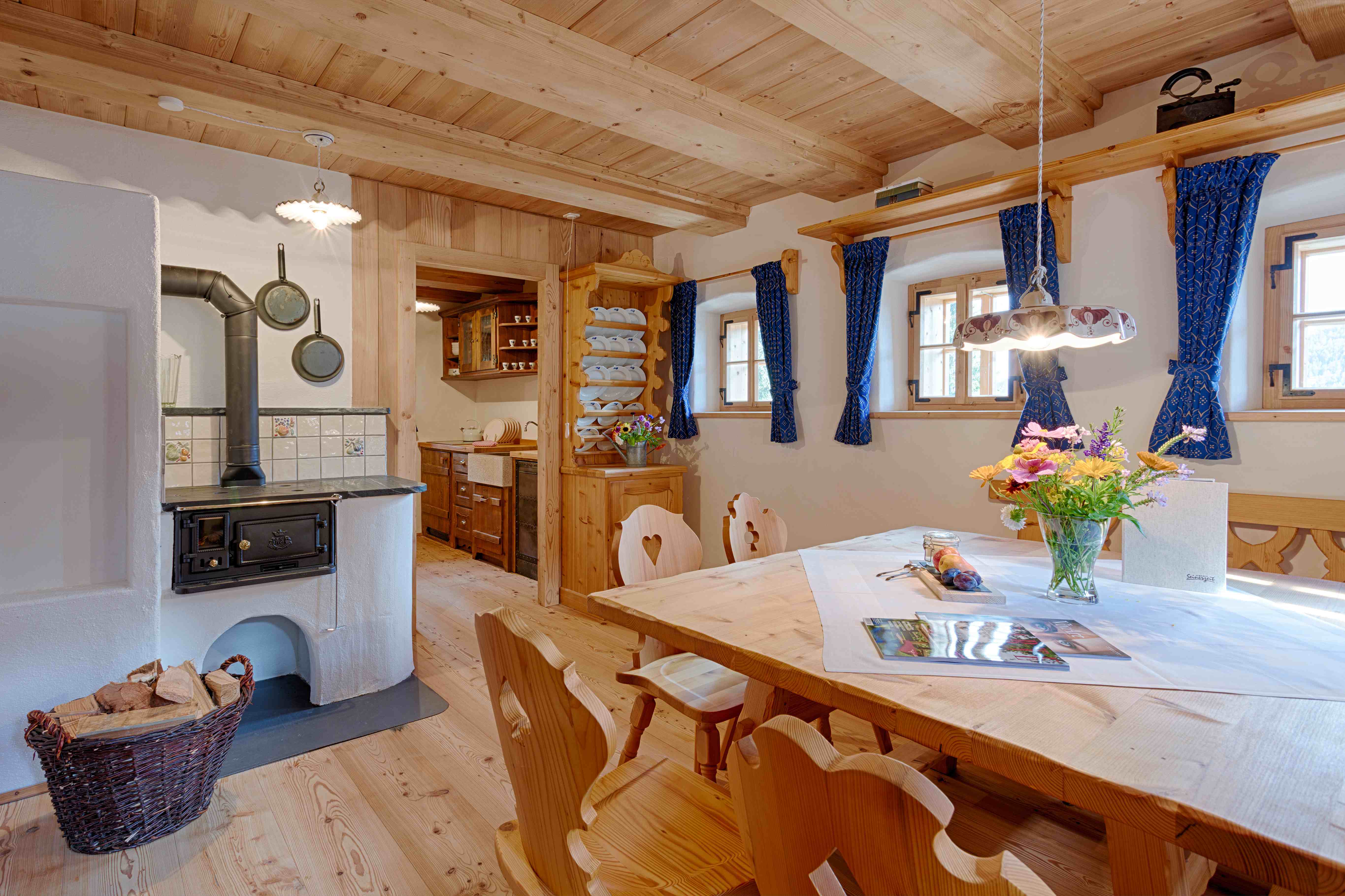 Die gemütliche Wohnküche des Bauernhauses mit Omaofen 