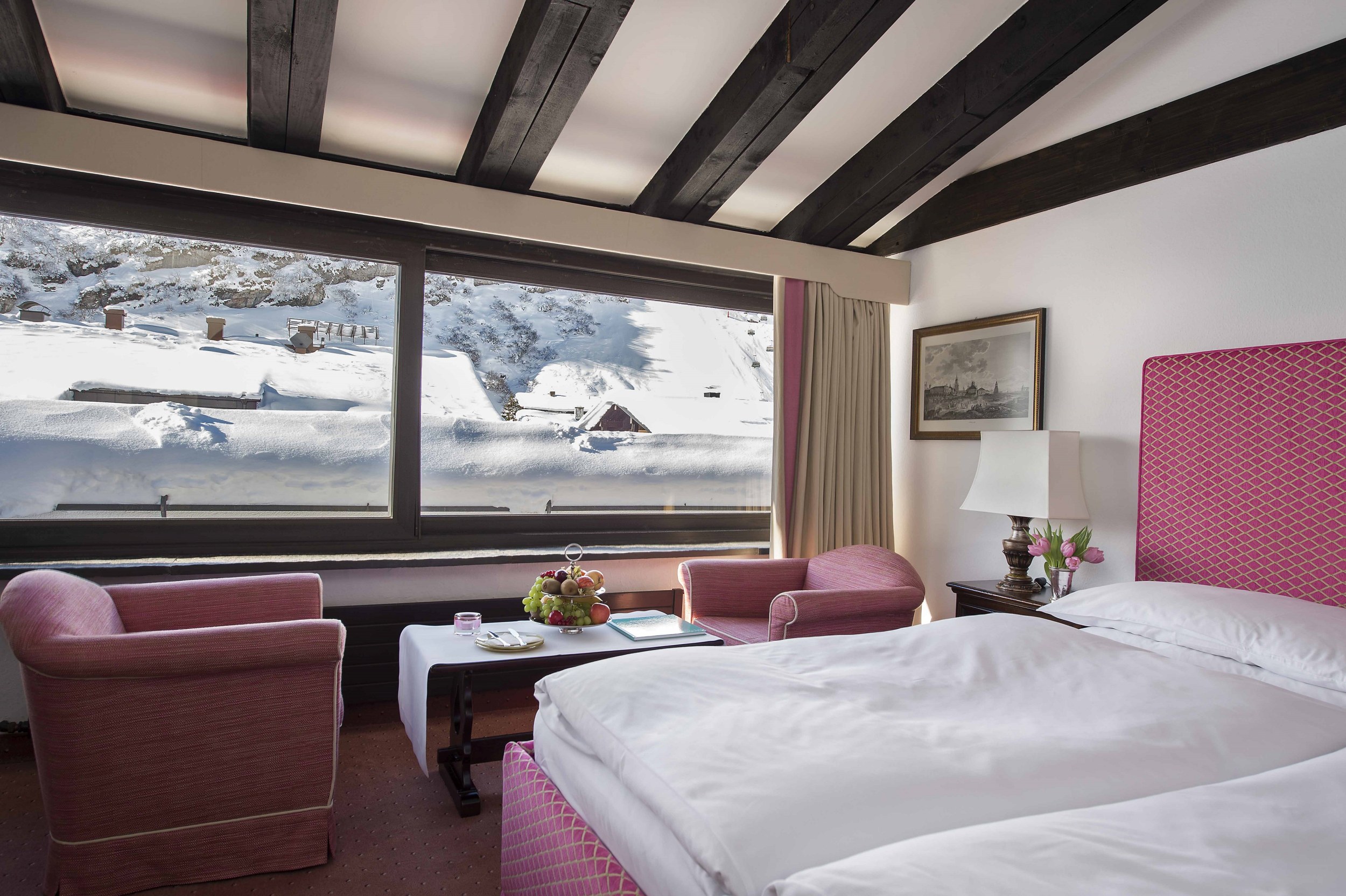 Blicken Sie von Ihrem komfortablen Zimmer raus in den Schnee