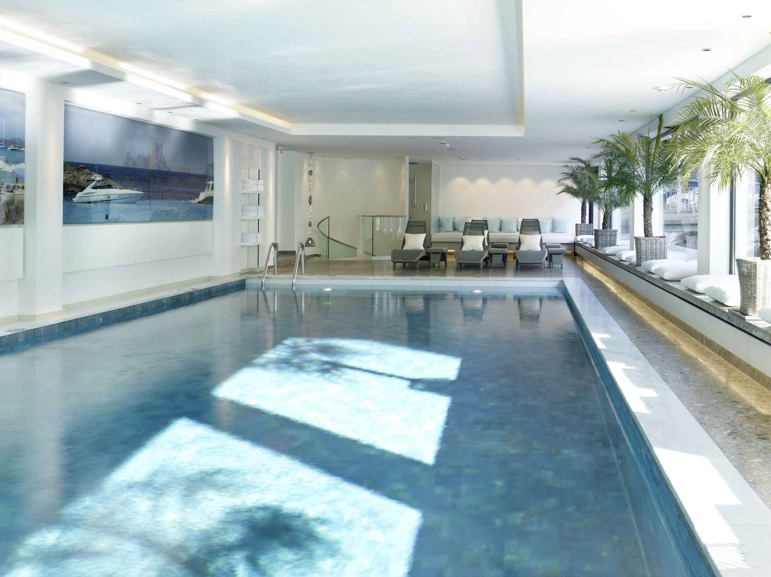 Ziehen Sie ein paar Bahnen im Pool des Hauses