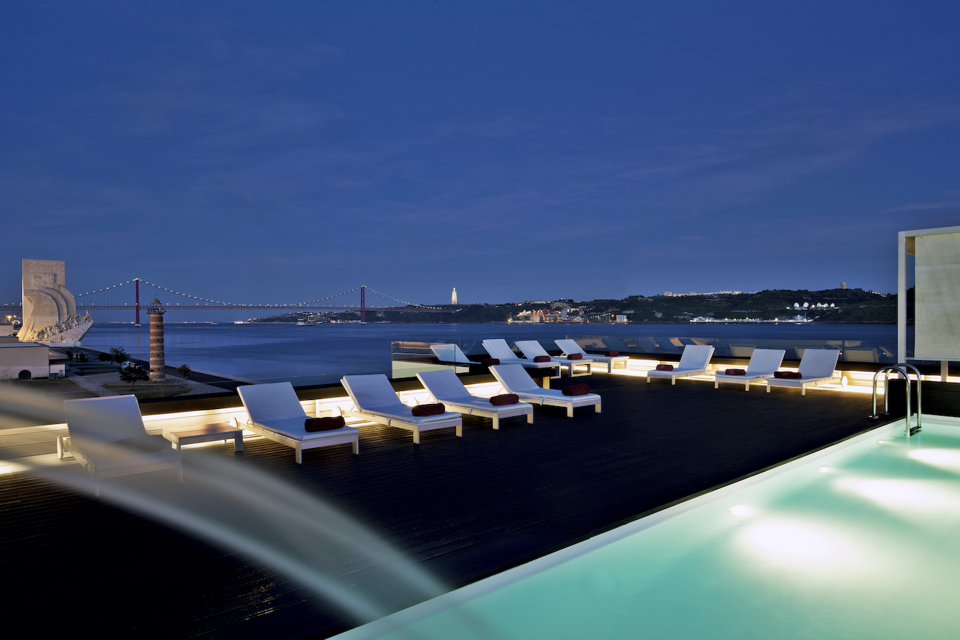 Das Sonnendeck mit Pool bei Nacht