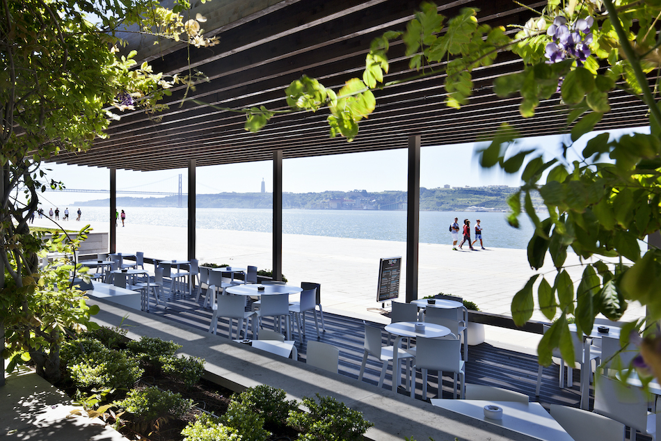 Die trendige Bar 38º41’ mit perfekter Szenerie am Fluss