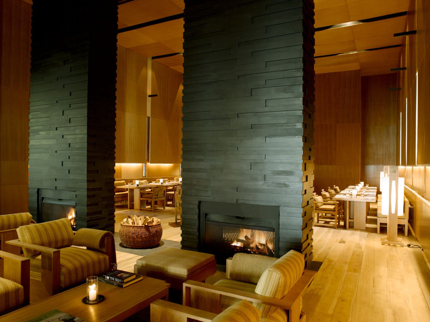 Kuschelige Feuerstellen erwärmen das Luxushaus