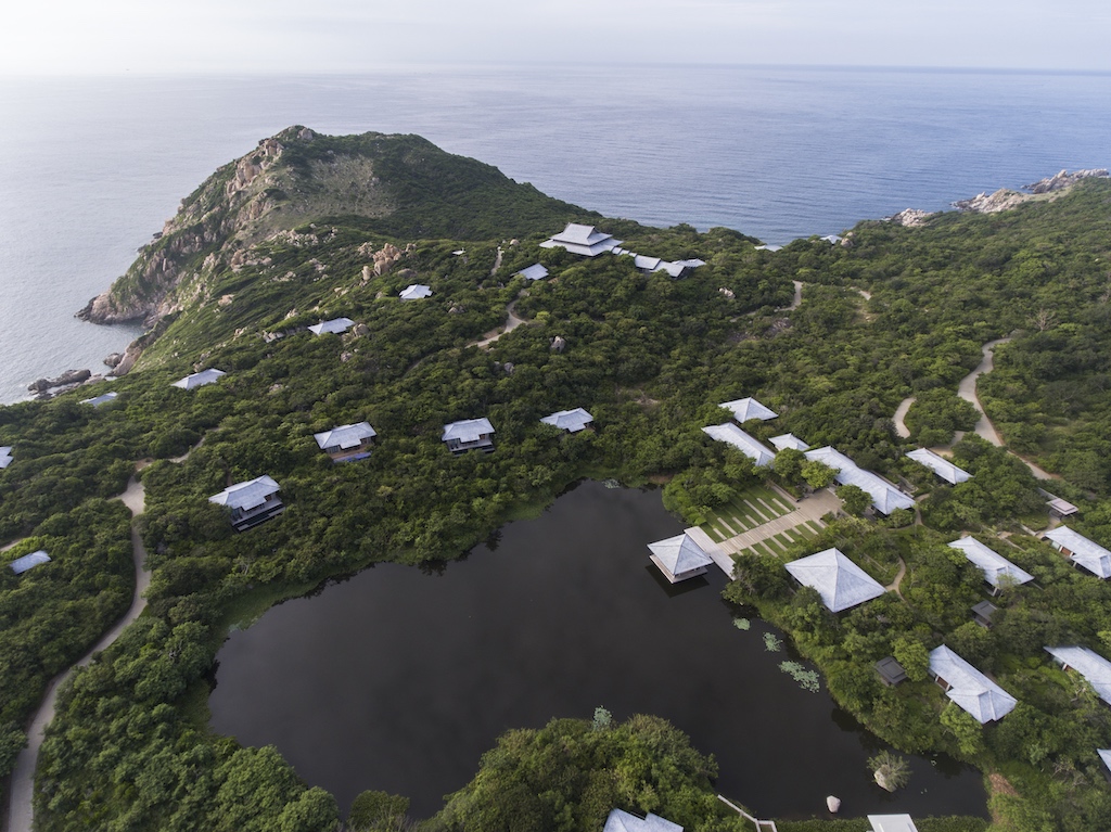 Eingebettet in dichten Dschungel liegt das wunderbare Amanoi 