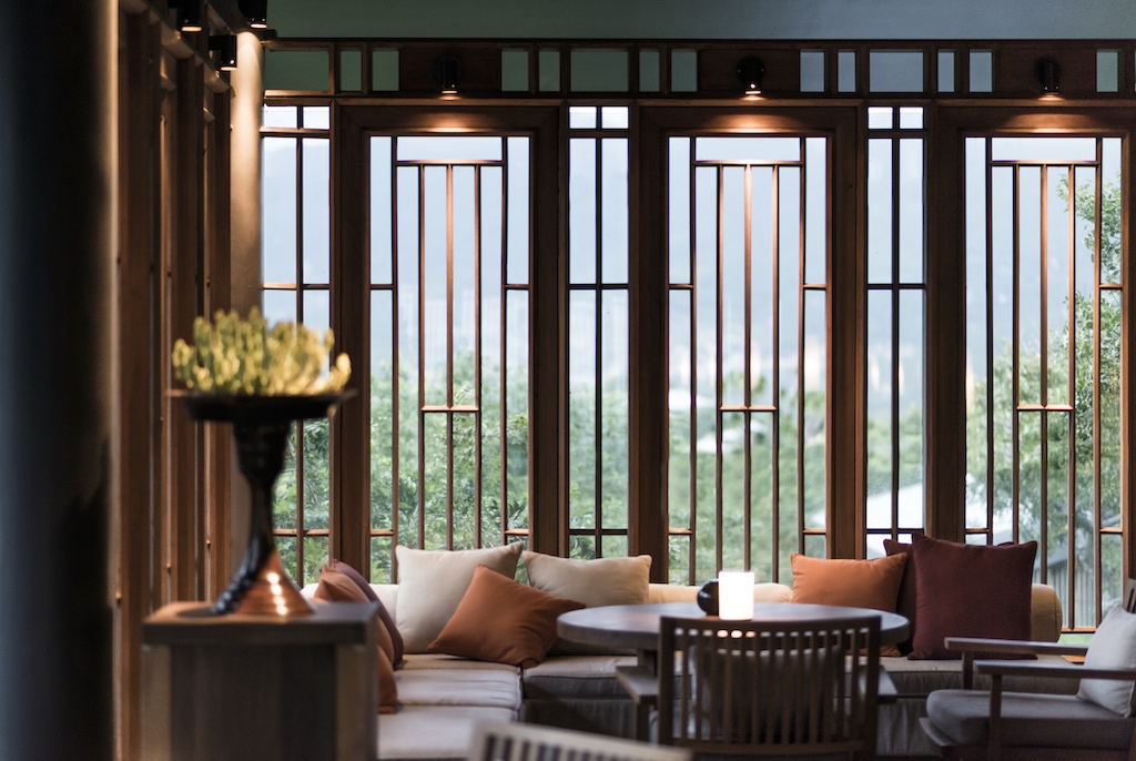 In der gemütlichen Lounge die Gedanken in die Ferne schweifen lassen