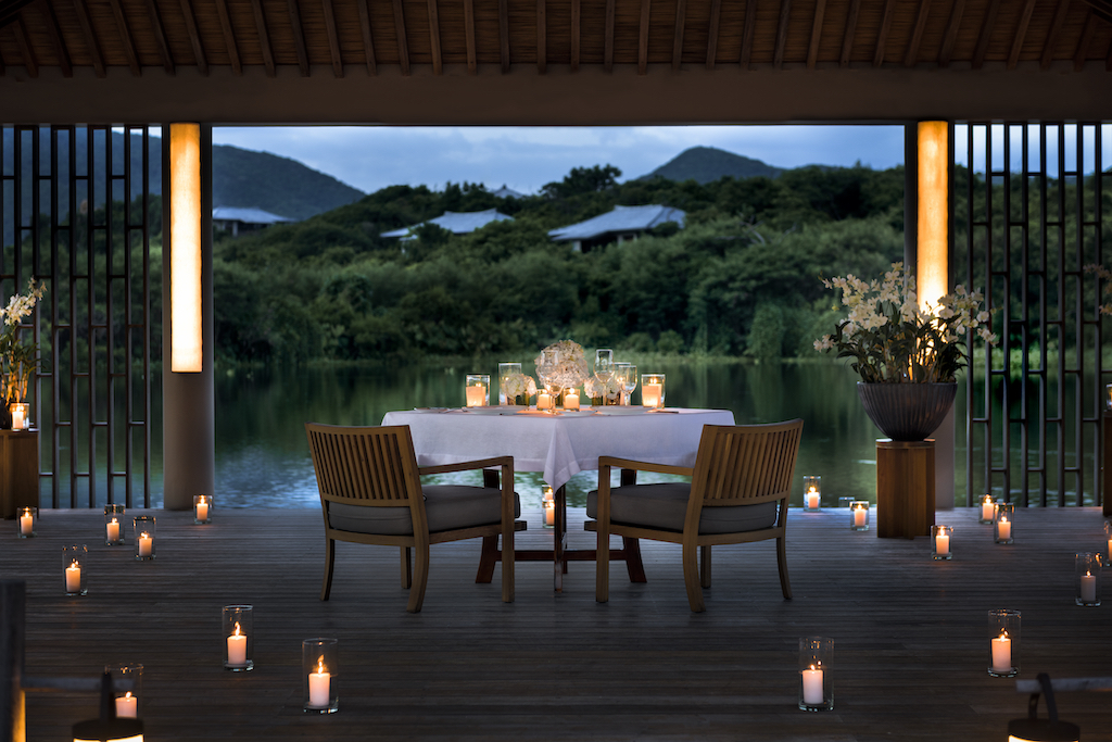 Bei einem Dinner zu zweit die romantische Atmosphäre genießen