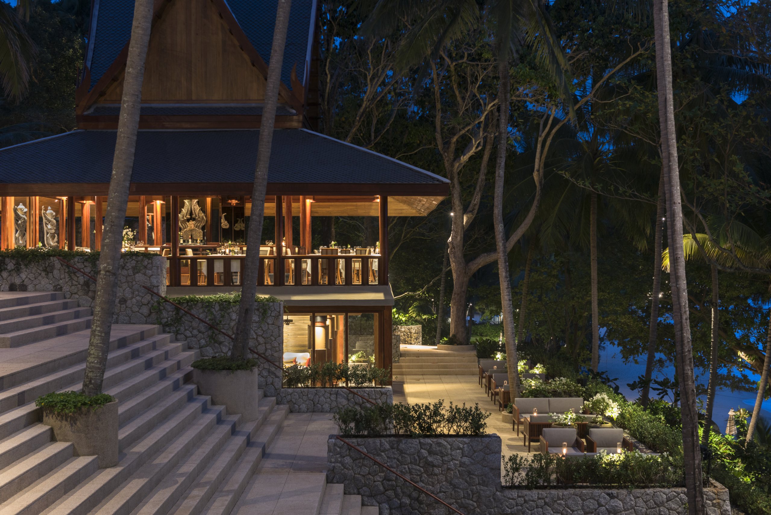 Abendstimmung des Restaurants und der Lounge