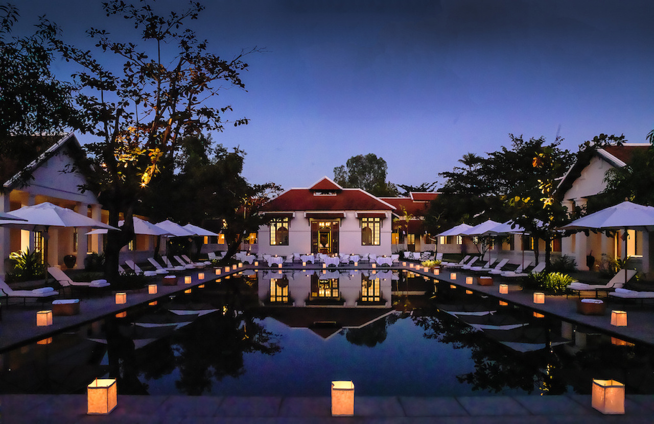 Romantische Abendstimmung am Pool