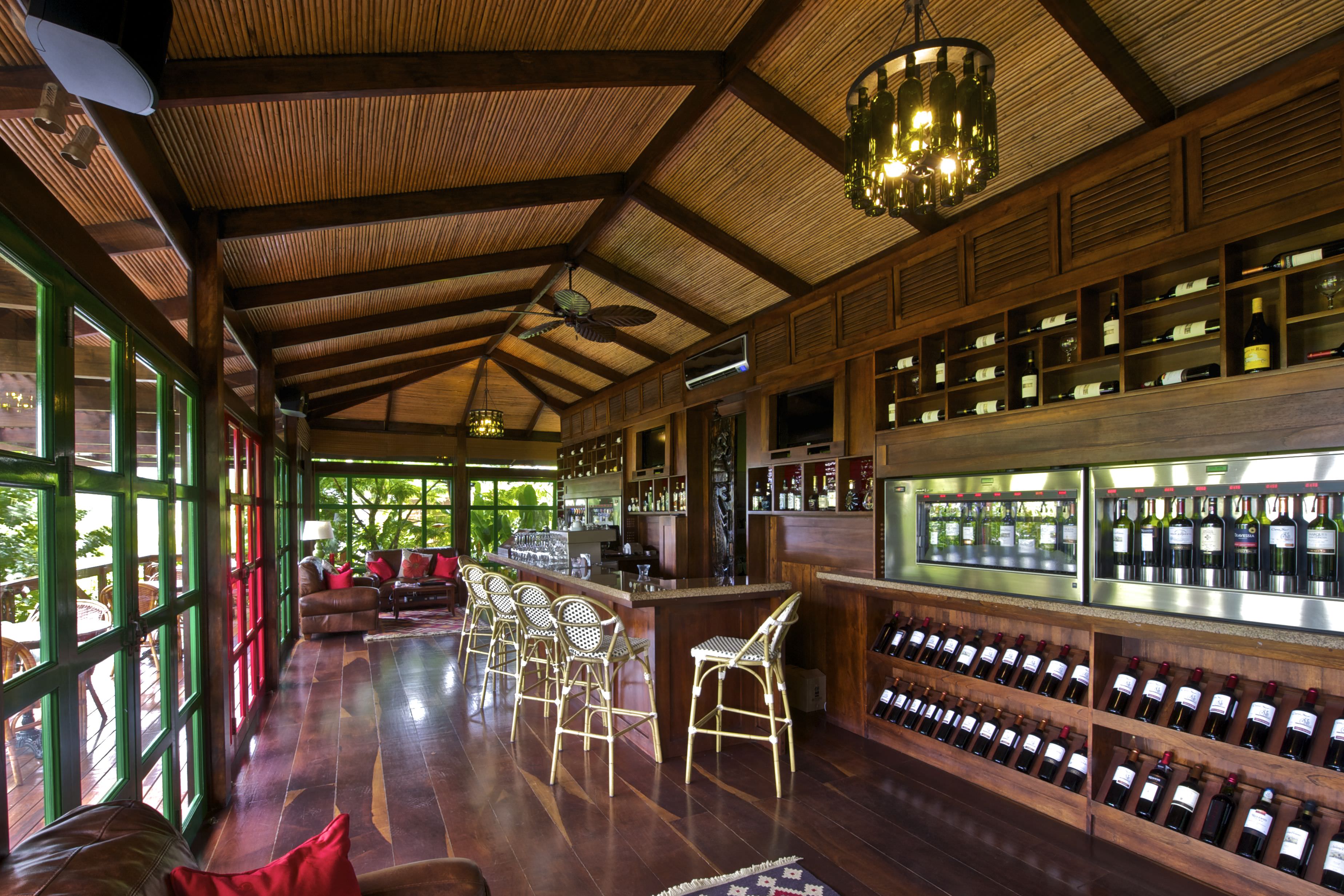 Geniessen Sie einen Drink an der Weinbar