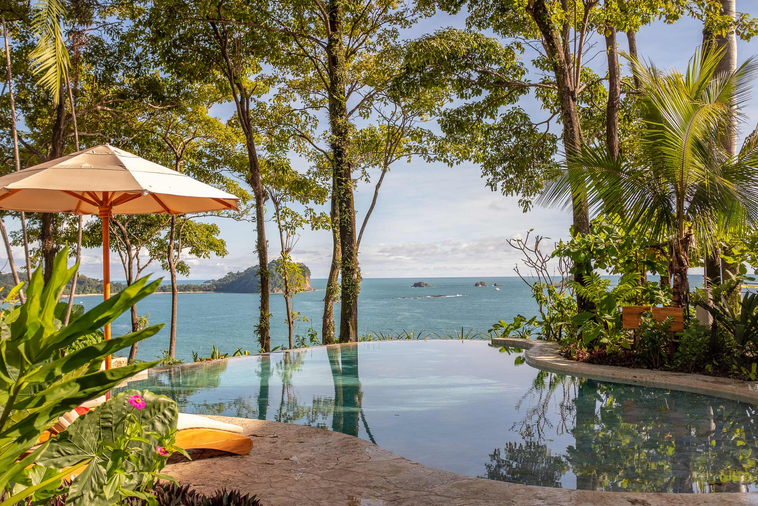 Wunderbarer Pool in spektakulärer Lage