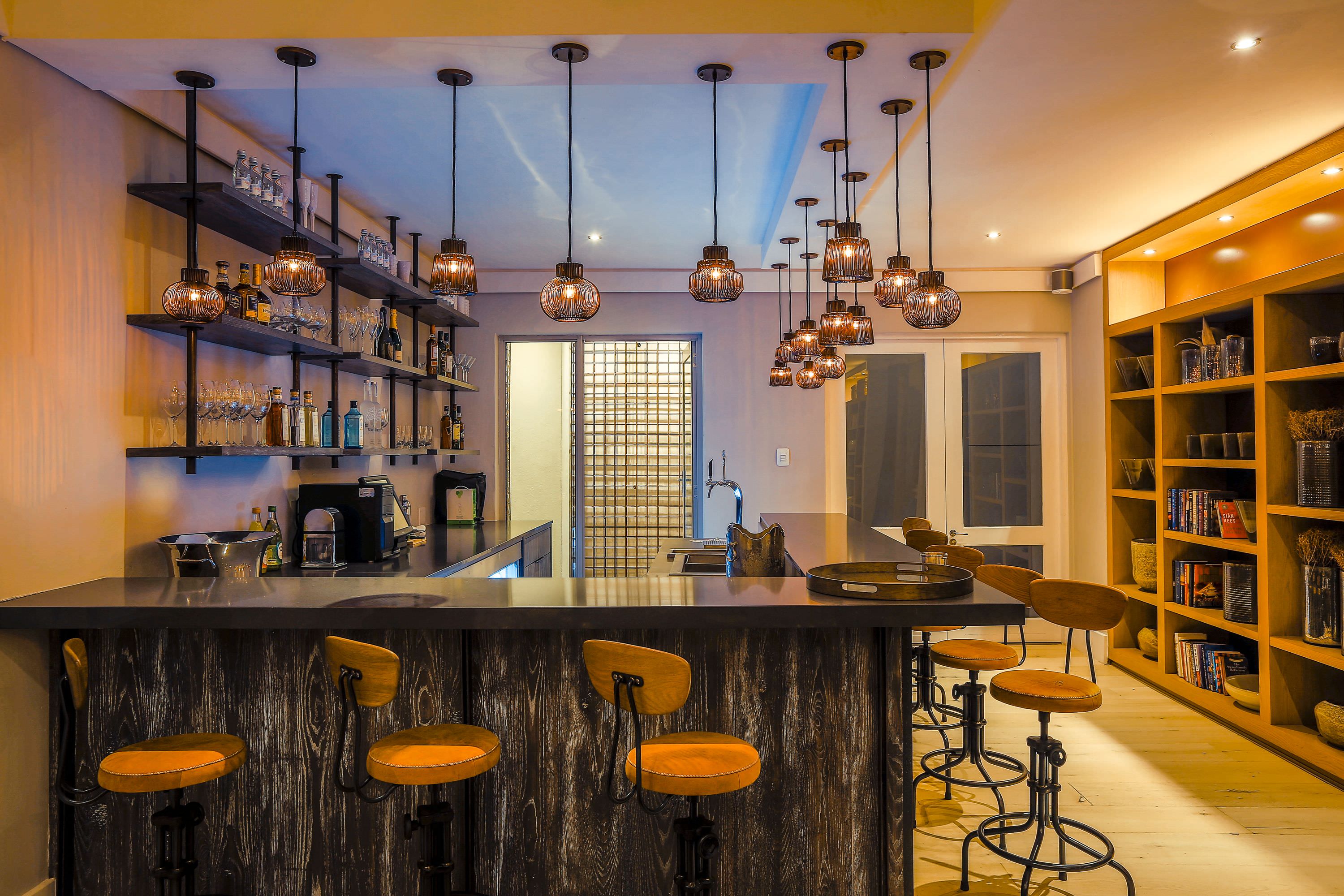 Lassen Sie den Abend an der Bar gemütlich ausklingen 